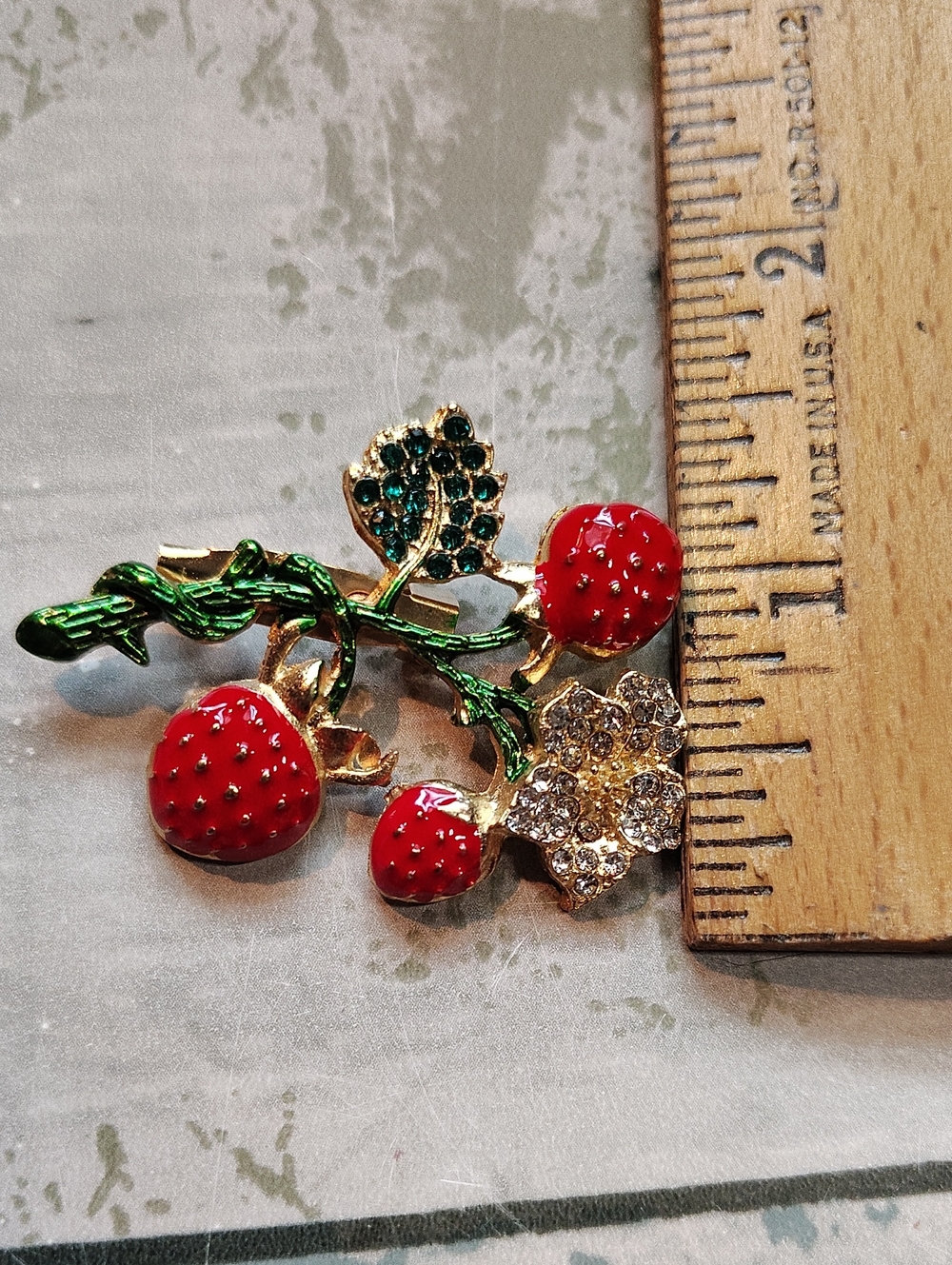 🍓 Strawberry Cluster Brooch w/ Enamel & Rhinestone Accents Gold Or Silver Tone - Picture 7 of 7